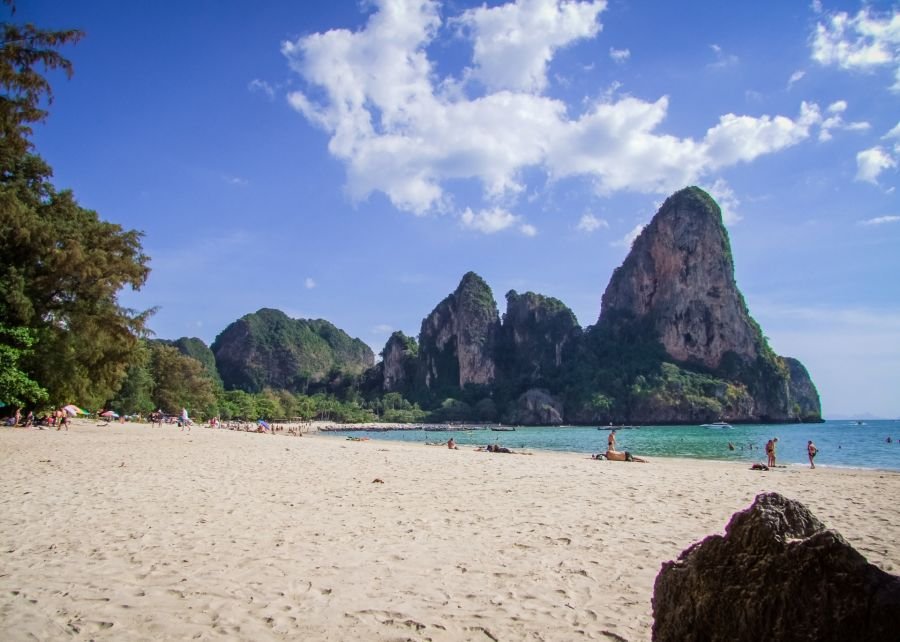 plage principale railay west krabi thailande
