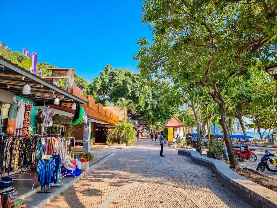 promenade le long ao nang krabi thailande