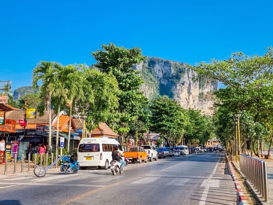 route longeant bord de mer ao nang krabi thailande
