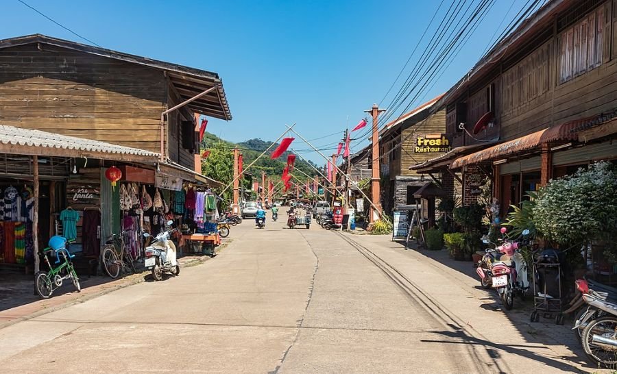 rue principale de lanta old town sur ko lanta thailande