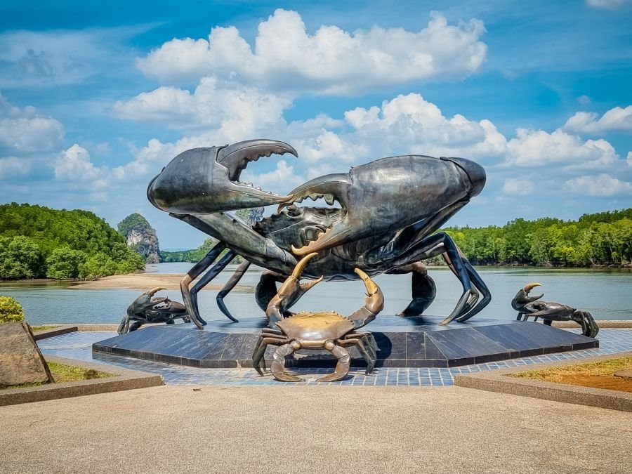 sculpture crabe promenade bord riviere krabi town thailande