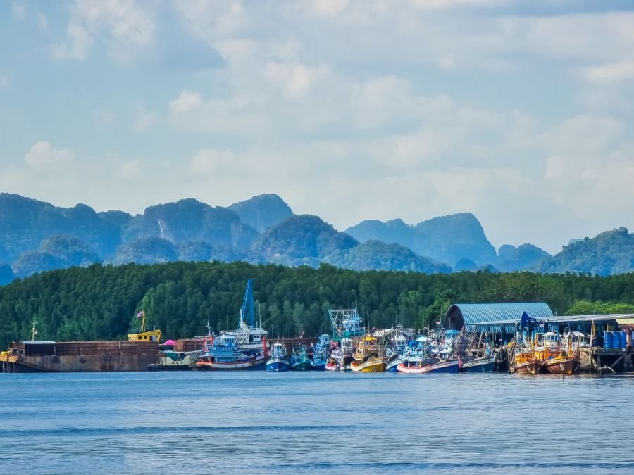 vue depuis klong jilad pier krabi town thailande