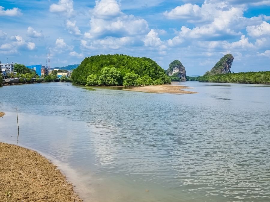 vue sur riviere depuis quai de krabi town thailande