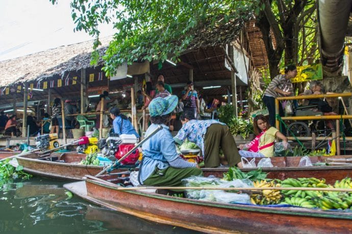 barques au marché flottant de lat mayom - bangkok