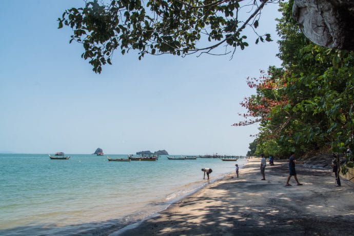 black sand beach langkawi - malaisie