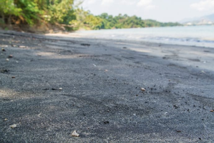 black sand beach langkawi - malaisie