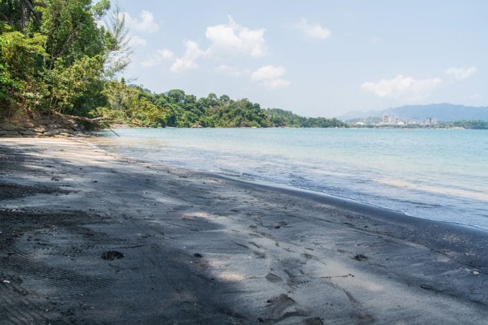 black sand beach langkawi - malaisie