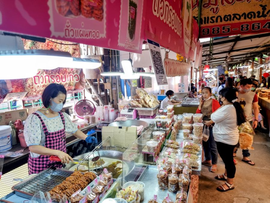 une allee au marché flottant de lat mayom bangkok