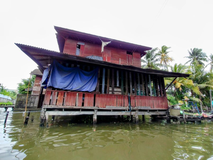 vieille maison sur pilotis sur un canal de bangkok