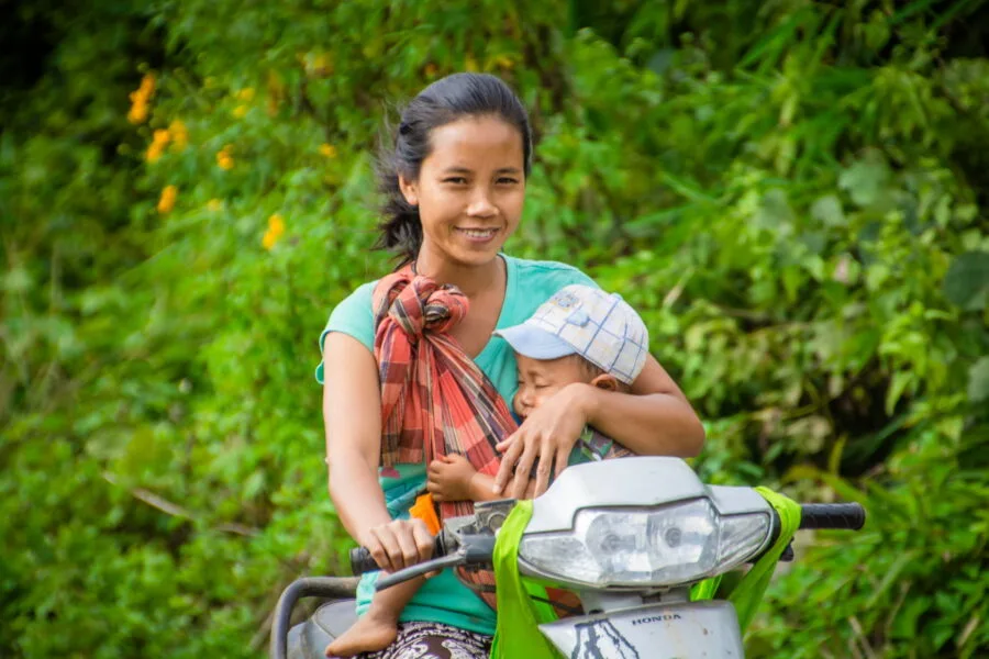 mother and child on the road to doi hua mae kham