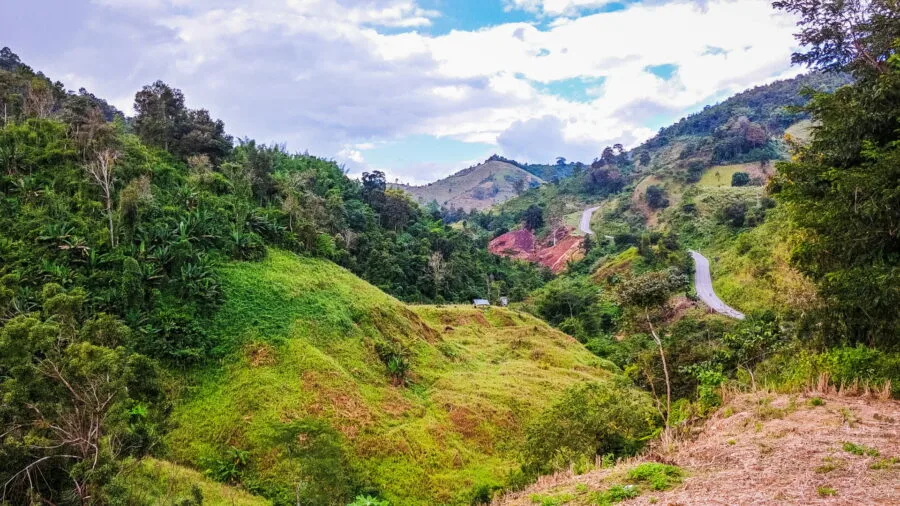 road near ban thoet region around mae salong