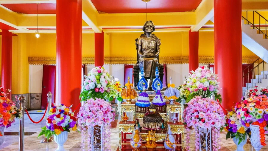 statue srinagarindra interior phra borommathat chedi mae salong