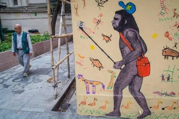 graffiti selfie - hong kong
