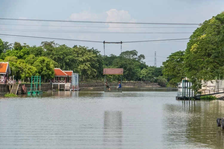 gondola to wat niwet - bang pa in - thailand