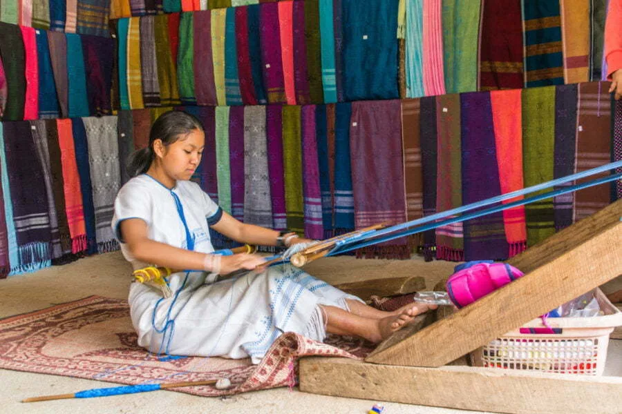 weaving village karen mae klang luang doi inthanon