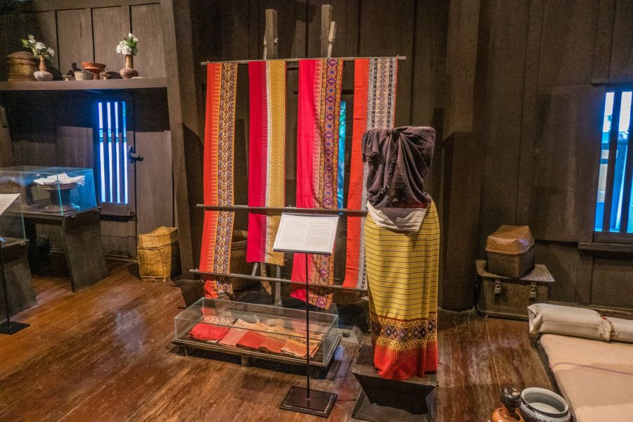 Exposition de textiles traditionnels colorés dans un musée