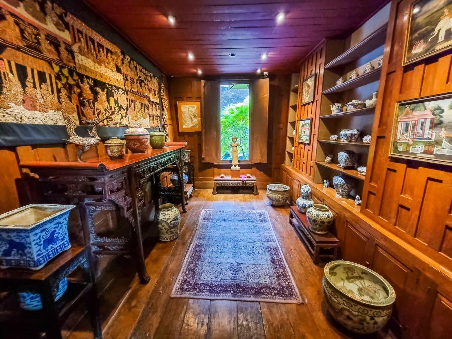 Intérieur boisé décoré de porcelaines chinoises et tapis ancien