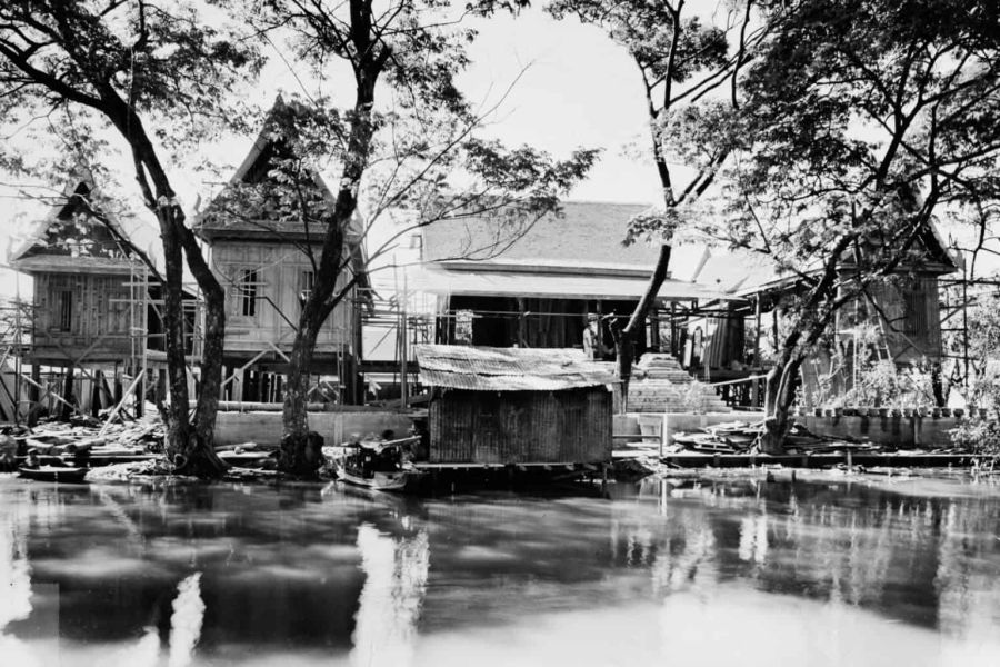 Maisons traditionnelles sur pilotis au bord d’une rivière