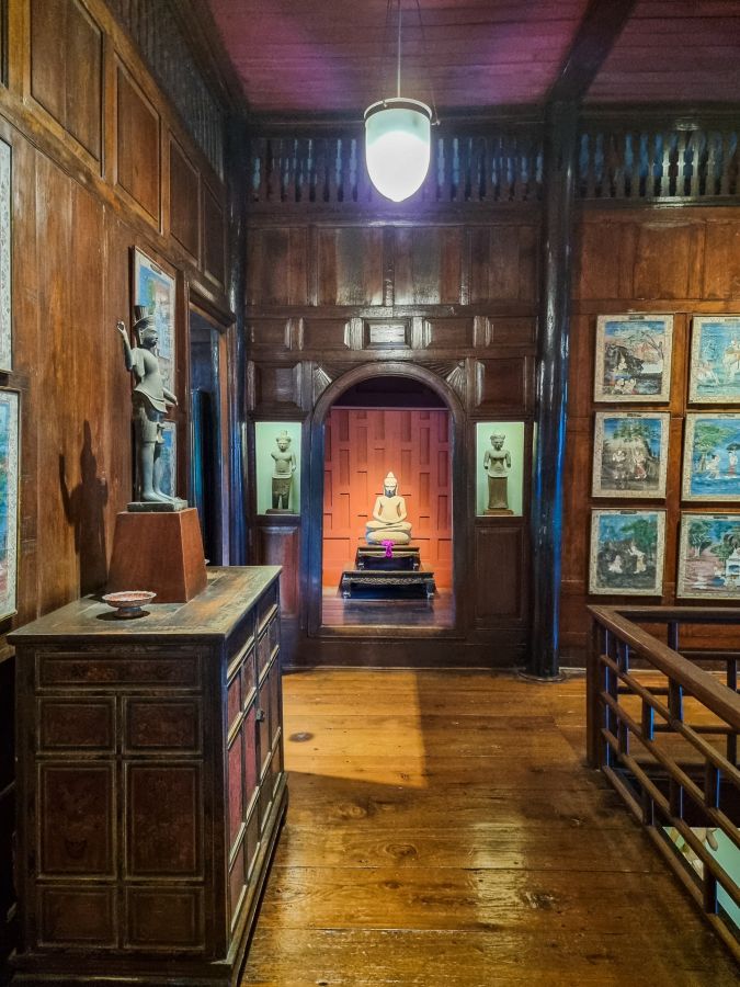 Intérieur boisé de temple avec statue de Bouddha