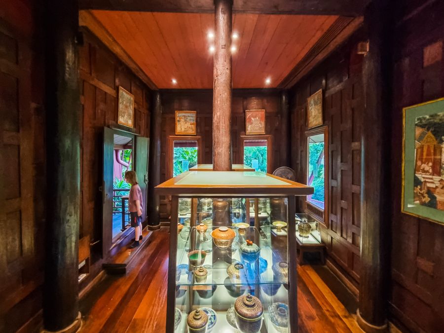 Vitrine d’objets d’art dans une maison en bois