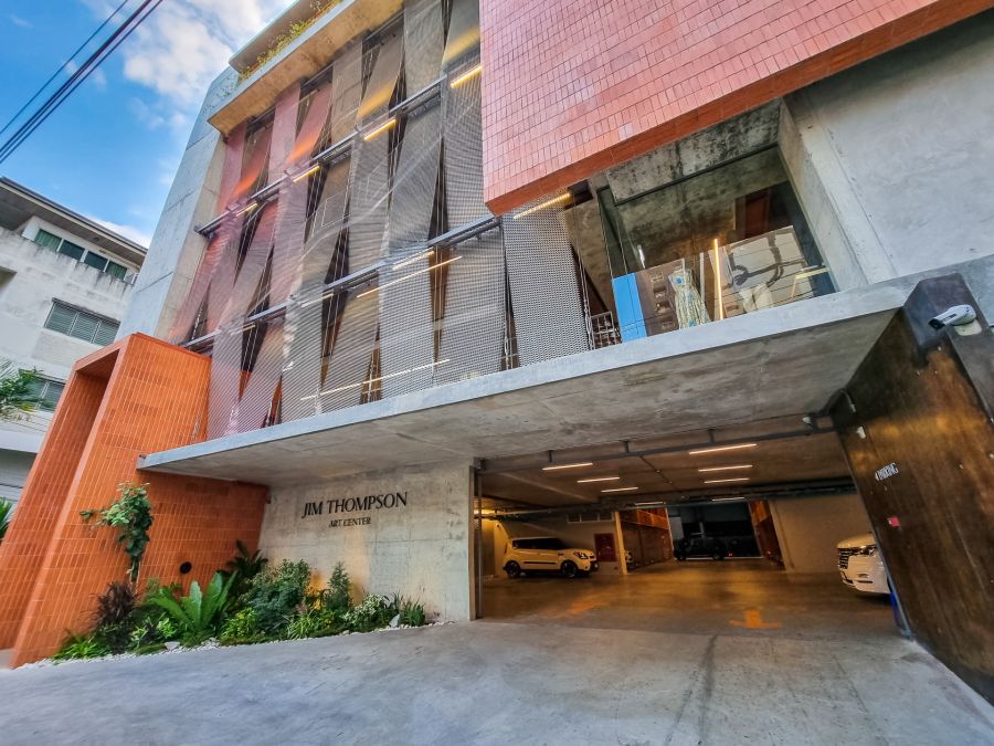 Façade moderne du Jim Thompson Art Center avec parking