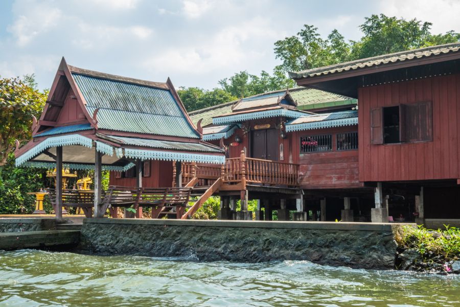Maisons traditionnelles thaïlandaises sur pilotis au bord de l’eau