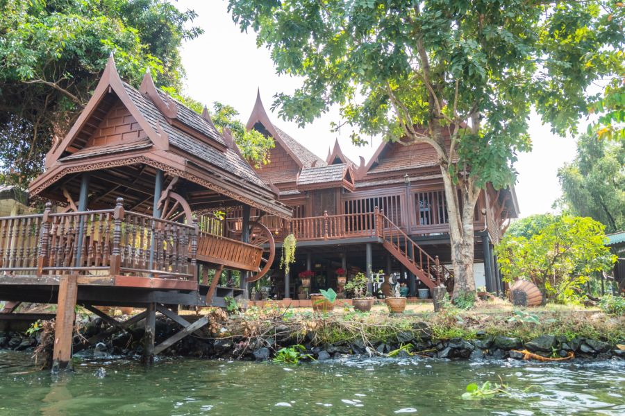Maison traditionnelle thaïlandaise en bois au bord de l’eau