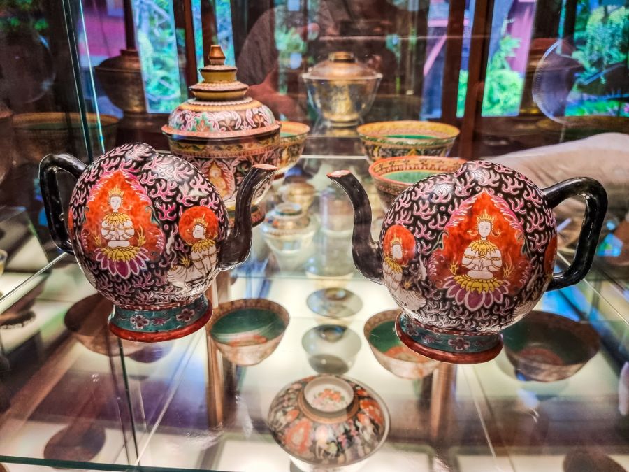 Deux théières chinoises décorées dans une vitrine