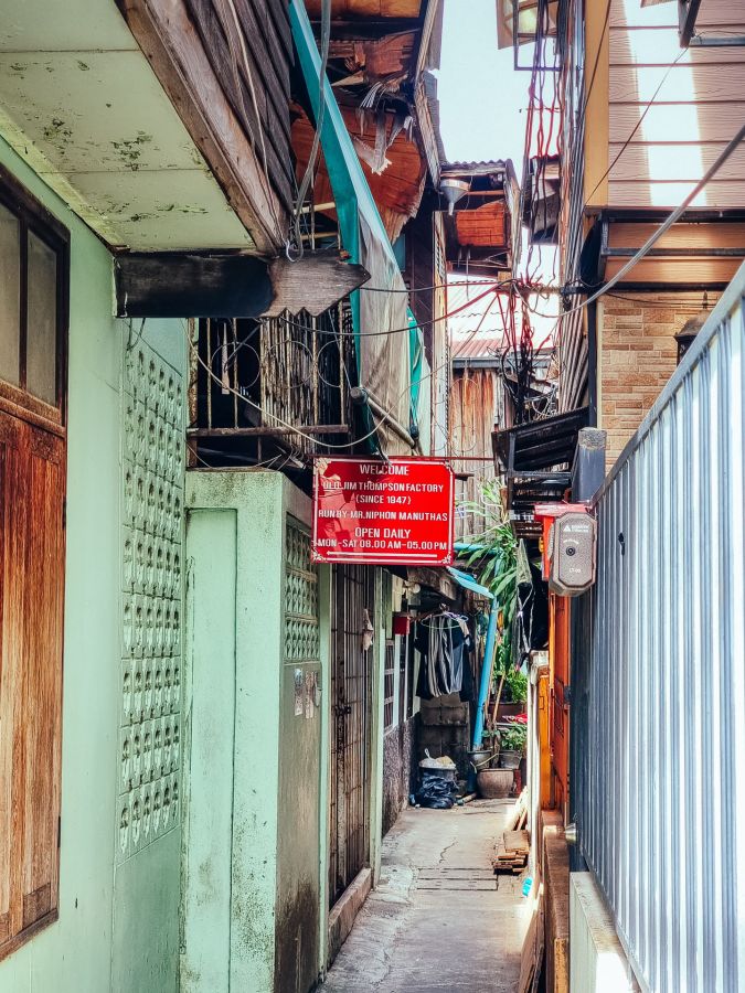Ruelle étroite avec câbles aériens et enseigne d'usine