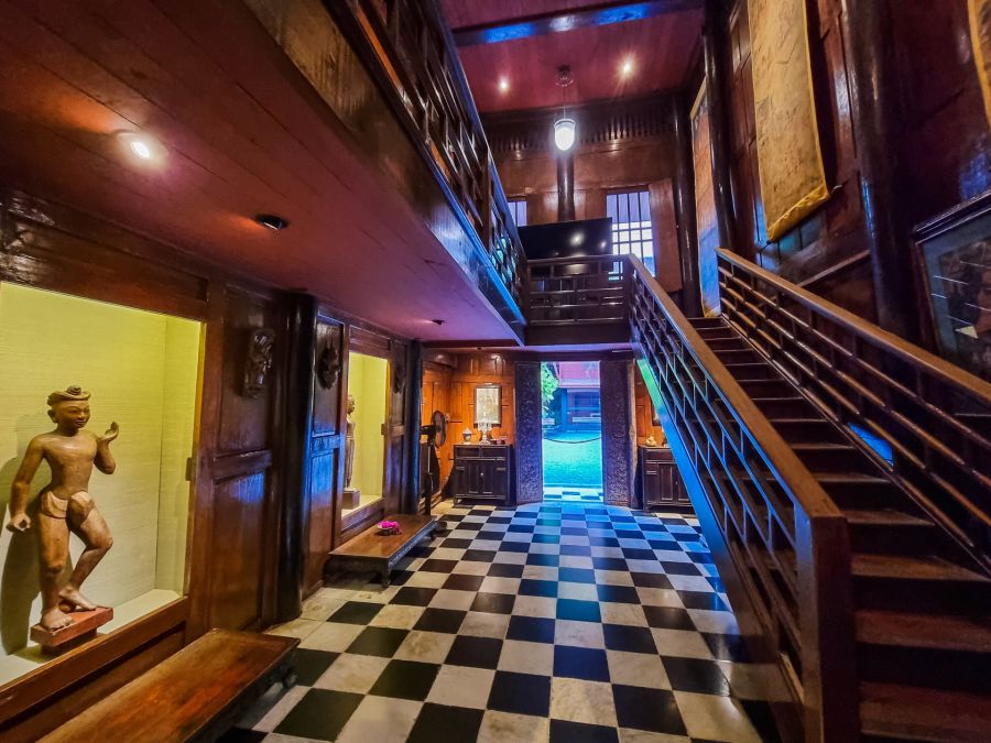 Hall en bois avec escalier et sol à damier