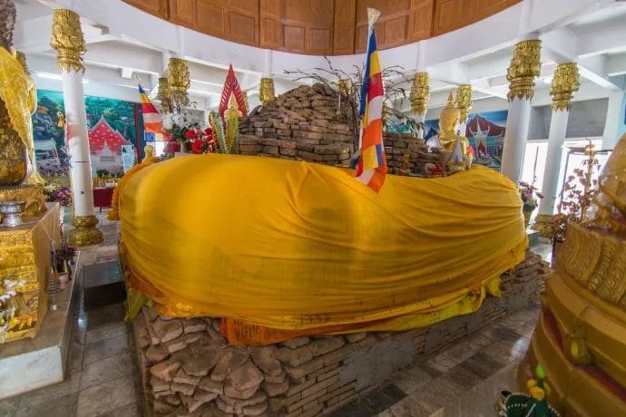 ancient chedi temple wat phra that pha-ngao - chiang saen - thailand