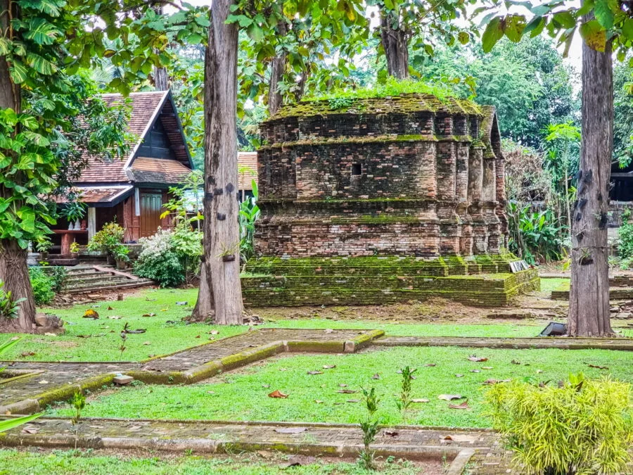 ancient chedi wat maha that chiang saen