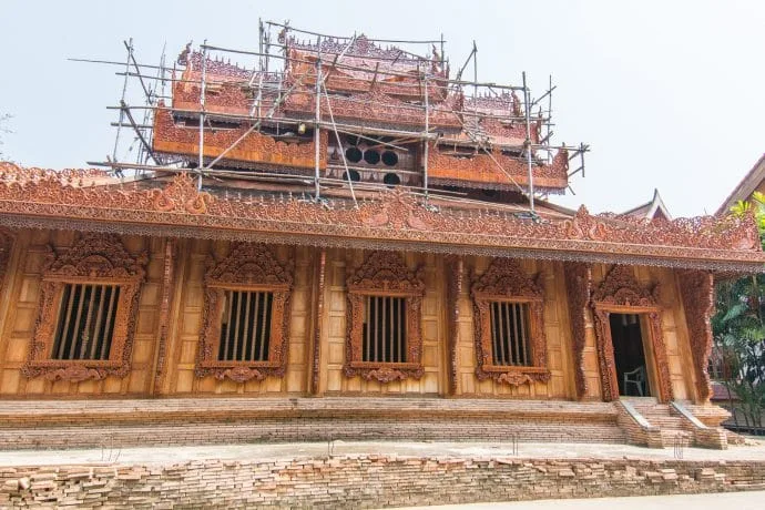 wooden building wat pra dhat pha-ngao - chiang saen - thailand