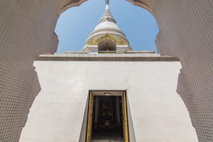 chedi summit wat phra that pha-ngao - chiang saen - thailand