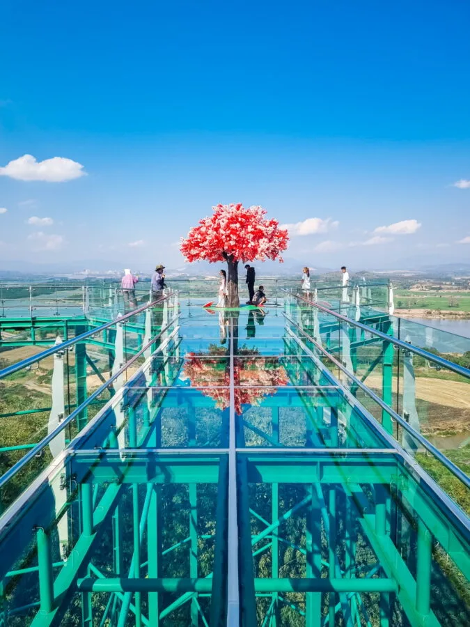mekong skywalk wat phra that pha ngao chiang saen