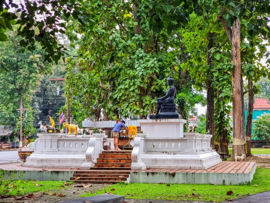 prayer monument statue king mengrai chiang saen