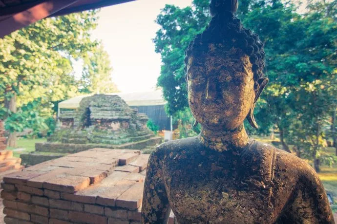 buddha statue wat phra that chedi luang - chiang saen