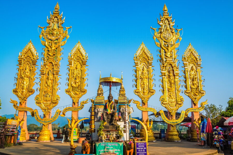 statue dédié au roi mangrai au point du triangle d'or près de CHiang Saen, sa ville natale.