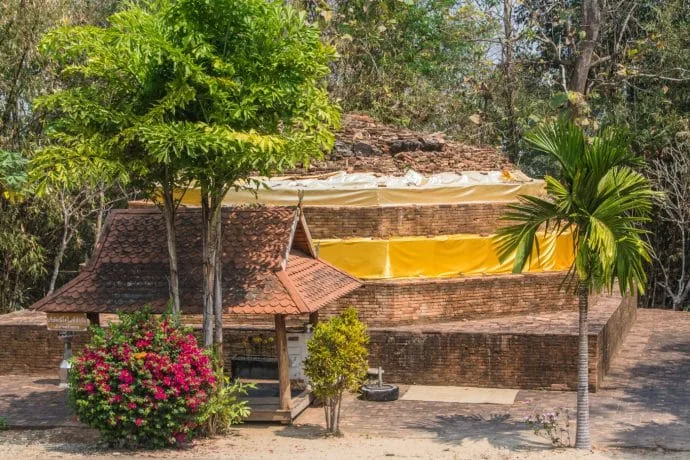 old chedi wat phra that pha-ngao - chiang saen - thailand