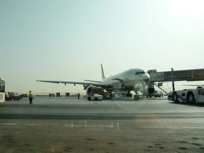 etihad plane on abu dhabi tarmac