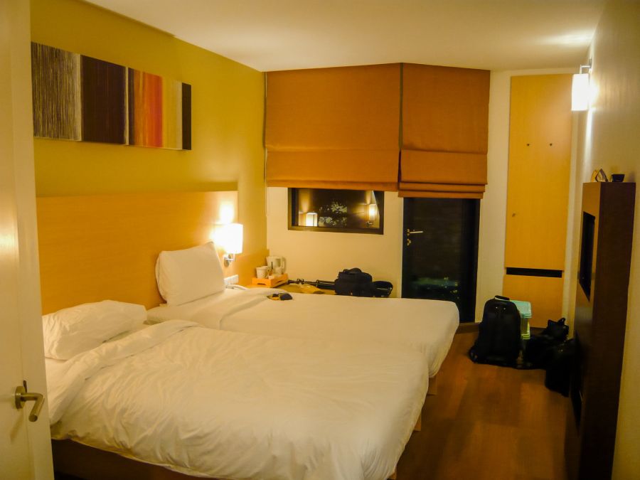 Chambre d'hôtel moderne avec deux lits jumeaux