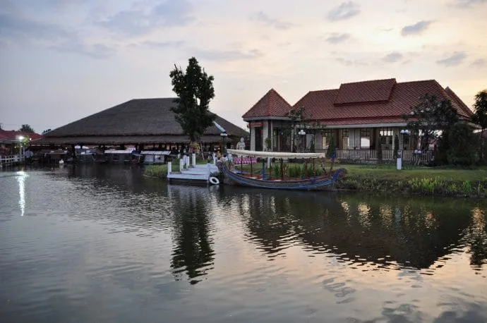 sam phan nam floating market - hua hin