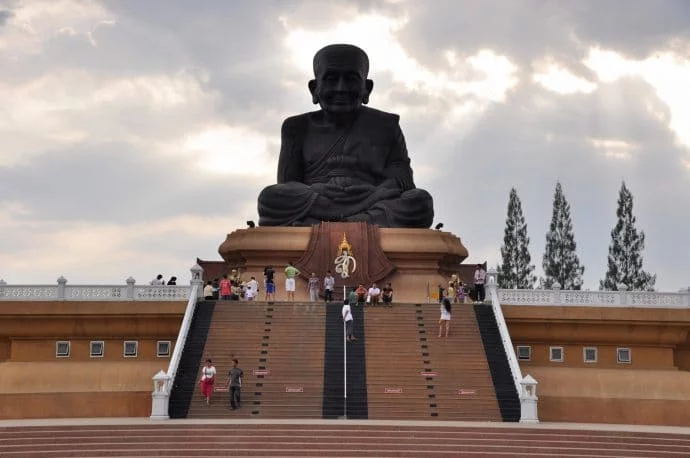 statue wat chai mongkol hua hin