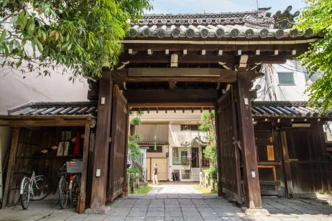temple entrance around gran ms kyoto hotel