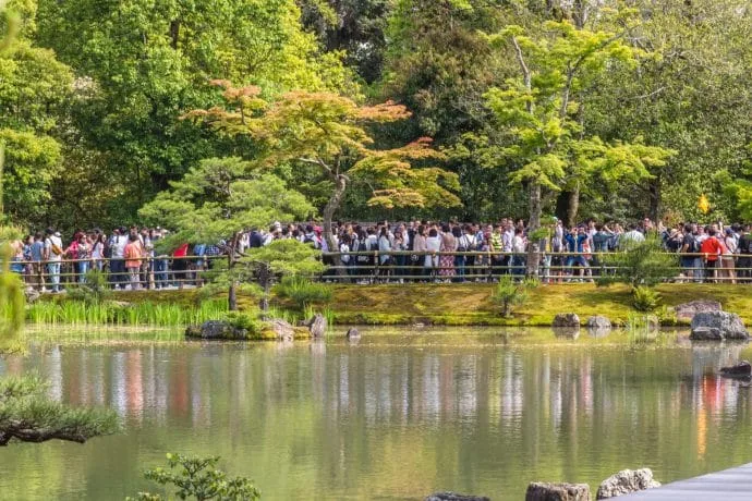 crowd kinkaku-ji gold pavilion kyoto