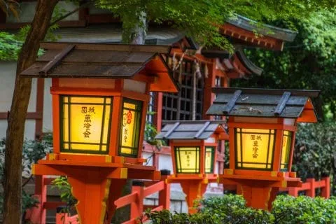 lanterns yasaka-jinja temple - higashiyama kyoto