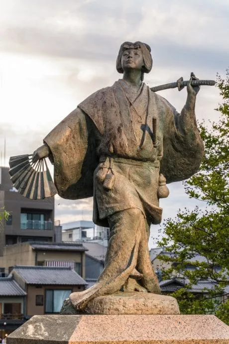 geisha statue gion kyoto