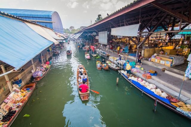 vue sur canal du marché damnoen saduak le matin