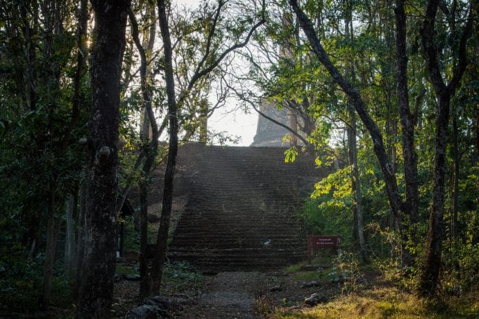 acces wat khao suwankhiri - si satchanalai - thailande