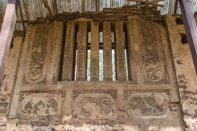 wall bas-reliefs wat nang phaya si satchanalai - thailand